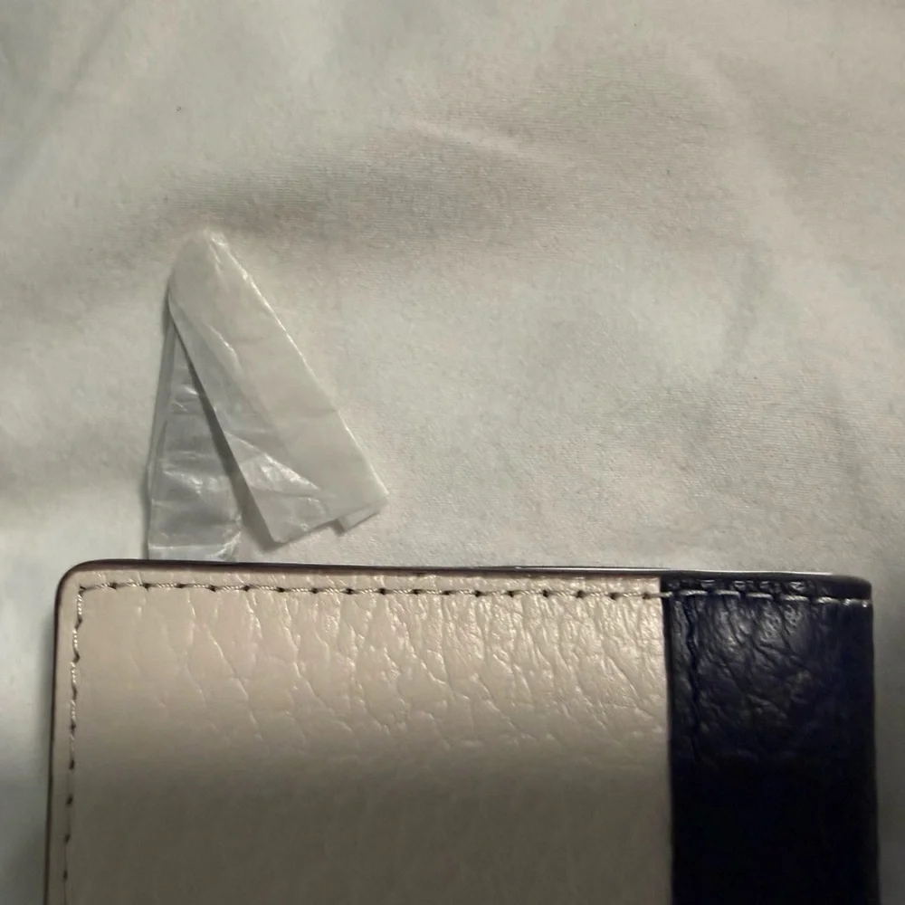 Kate Spade wallet “Stacy Bay Street” Navy and Cream pebbled Leather. NWT